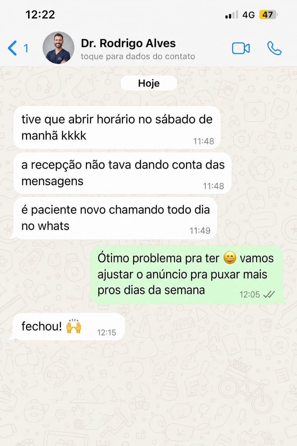 Conversa no WhatsApp: o fisioterapeuta teve que abrir horário no sábado porque a recepção não dava conta dos pacientes novos.