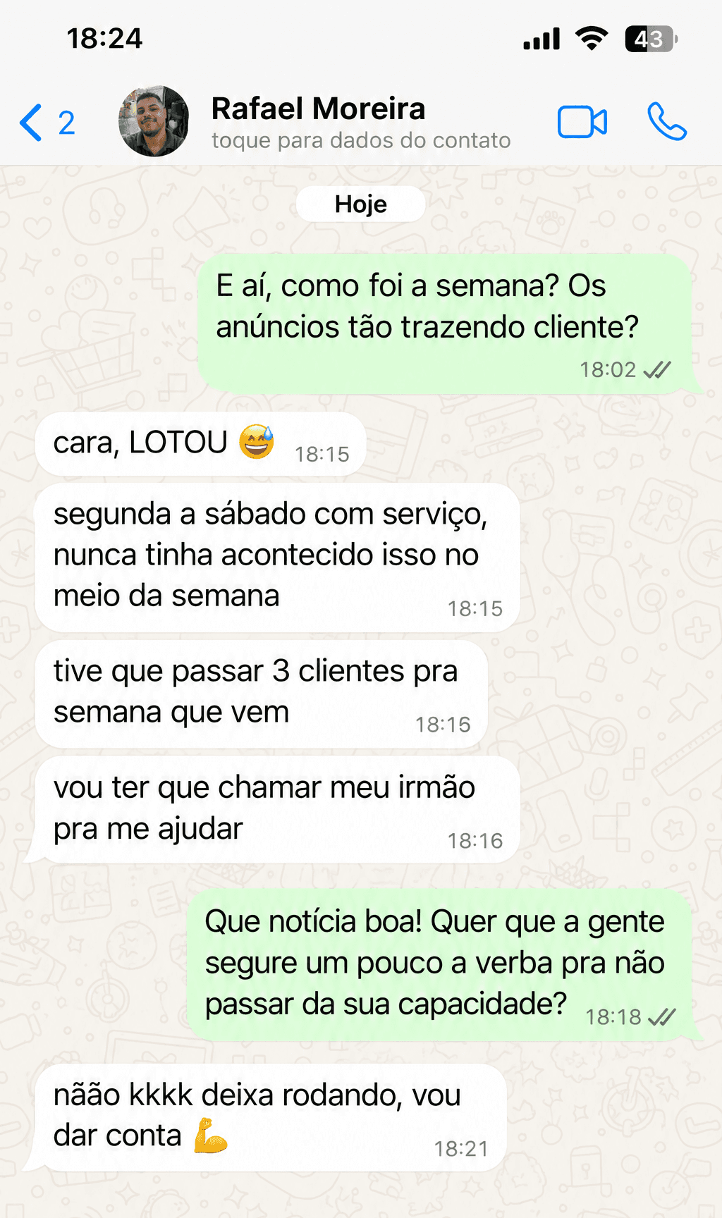 Conversa no WhatsApp: o higienizador conta que a agenda lotou de segunda a sábado e teve que passar 3 clientes para a semana seguinte.