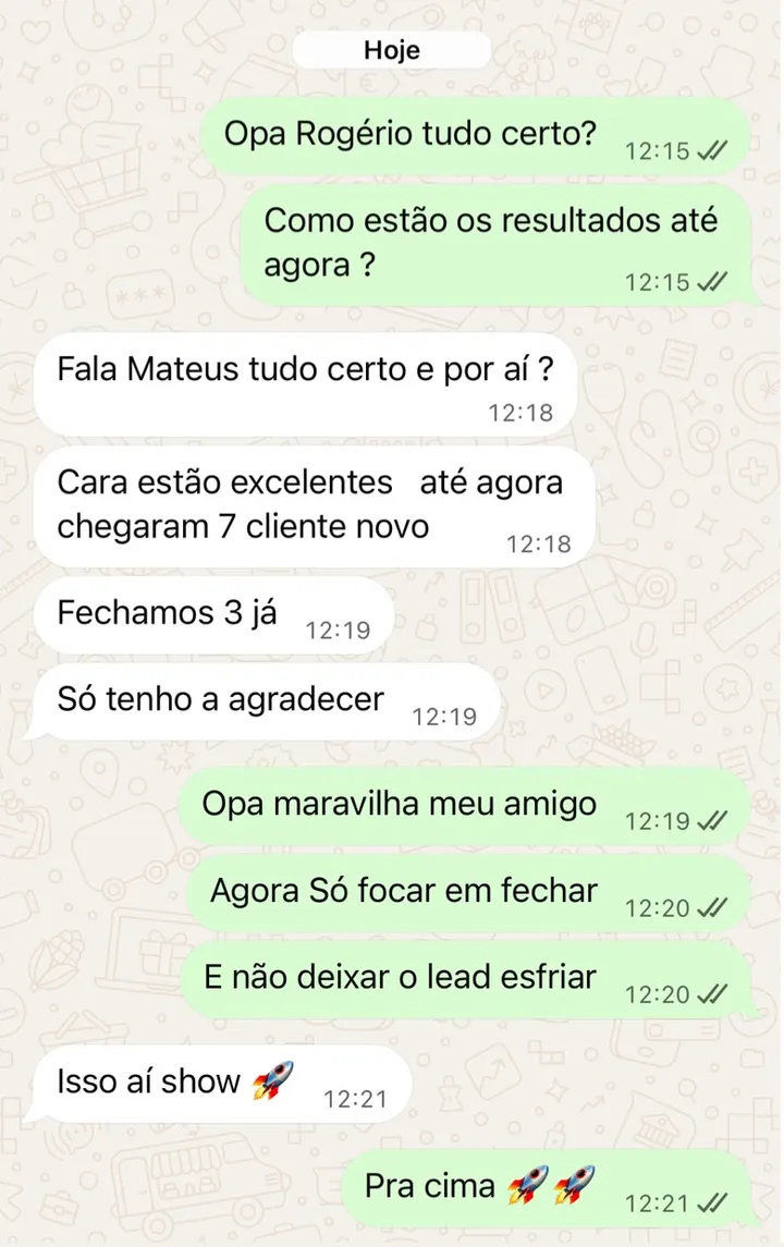 Conversa no WhatsApp: o cliente conta que os resultados estão excelentes, chegaram 7 clientes novos e já fechou 3.